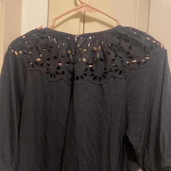 Black eyelet tee.  Buttons in the back! - Picture 5 of 8